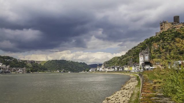Zeitraffer vom Rhein bei Sankt Goarshausen Deutschland mit wetter Wolken Bewegung
