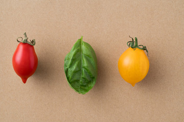 pomodoro datterino, principe borghese giallo e basilico fresco