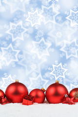 Weihnachten rot Weihnachtskugeln Hintergrund Dekoration hochkant Sterne Schnee Textfreiraum