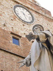 Italia,Toscana,Prato, il palazzo Pretorio e la statua di Francesco Datini.