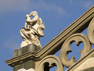 Italia,Toscana,Prato, il duomo, cattedrale di Santo Stefano. Una statua sulla facciata della chiesa.