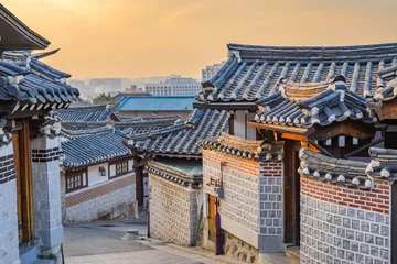 Foto op Plexiglas Seoul sunrise city skyline at Bukchon Hanok Village, Seoul, South Korea © Noppasinw