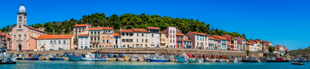 Fototapeta na wymiar Panorama de Port-Vendres et son port de pêche