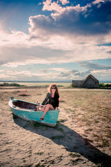 Femme sur les barques au bord de l'étang de Canet-Saint-Nazaire