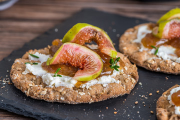 Multigrain crispread appetizer
