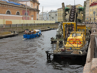 Fototapeta na wymiar Cleaning the bottom of the river in St. Petersburg 