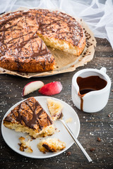 Nektarinenrührkuchen ganz mit einem angefangenen Stück auf dem Teller