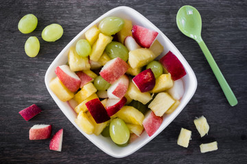 Obstsalat in eckiger Schüssel