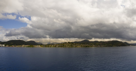 Paisaje de los fiordos en Noruega, verano de 2017, llegando a Kristiansand