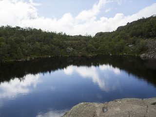 Paisajes camino del Preikestolen, lugar famoso de Noruega, verano de 2017