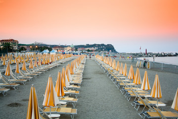 Obraz premium Sun umbrellas and deckchairs on the beach