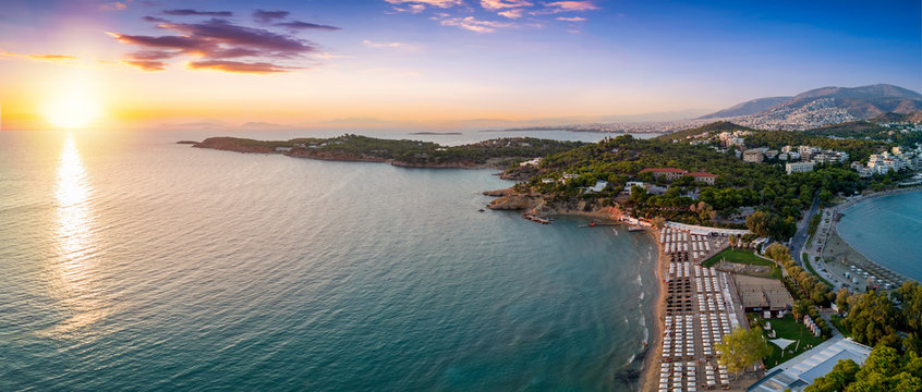 Der Astir Strand in Vouliagmeni, s&uuml;dlich von Athen, bei Sonnenuntergang