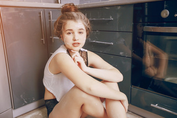 Obraz na płótnie Canvas Girl in the kitchen