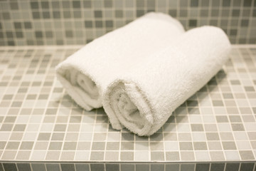 Obraz na płótnie Canvas Towels in hotel bathroom