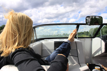 Eine blonde Frau auf einem Boot lebt den Luxus