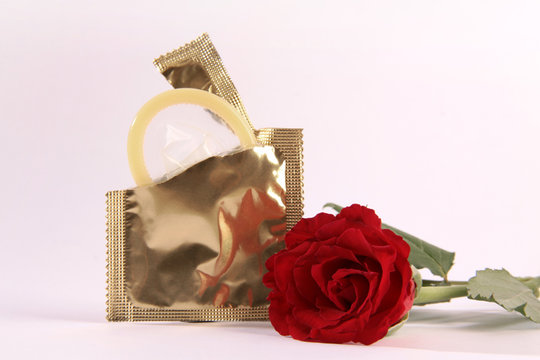 Kondom mit Verpackung und Rose