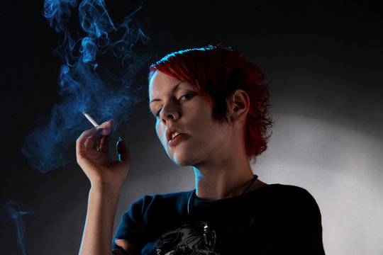 Eine Frau rauchend mit Zigarette
