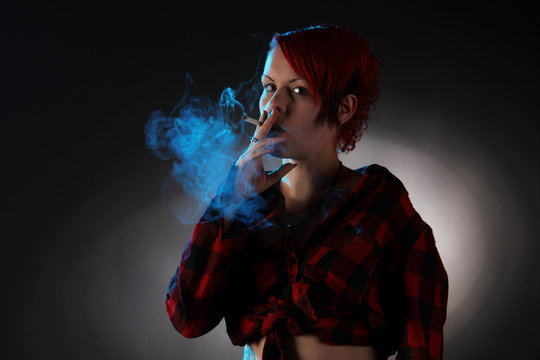 Eine Frau raucht eine Zigarette