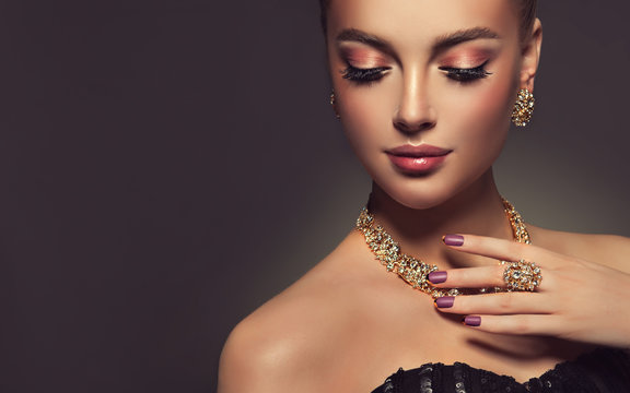 Beautiful girl with jewelry . A set of jewelry for woman ,necklace ,earrings and bracelet. Beauty and accessories.
