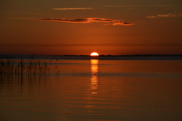 Fototapeta na wymiar Sonnenaufgang am See