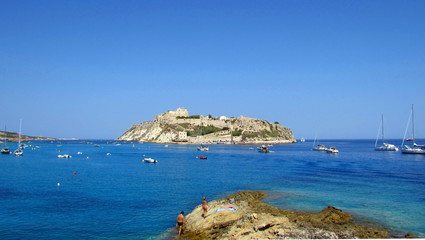 Fototapeta na wymiar Turismo all'Isola di San Nicola in Puglia