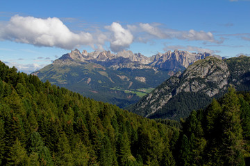 Fototapeta na wymiar il gruppo del Catinaccio da Passo Lusia (Val di Fassa, Trentino)