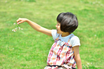芝生広場で遊ぶ女の子