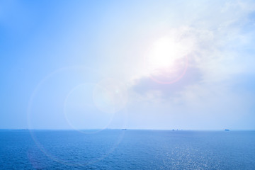 太陽の光が反射する海