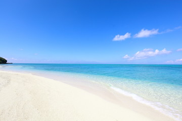Fototapeta na wymiar 白い砂浜と綺麗な海