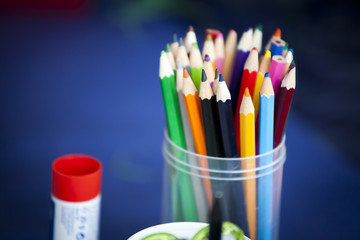 Fototapeta premium Stifte Box mit Klebe Halter