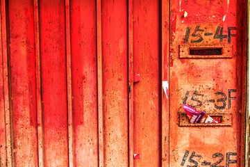 古びたマンションの扉