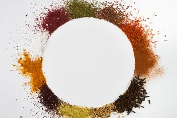 Gordijnen Kleurrijke cirkelframe van specerijen en kruiden op wit wordt geïsoleerd © Gecko Studio