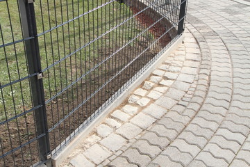 Gartenzaun mit Randstein