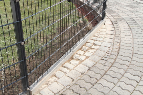 "Gartenzaun mit Randstein" Stockfotos und lizenzfreie Bilder auf