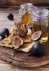 Slices of toast with figs and honey