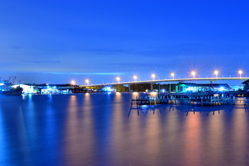 Fototapeta premium Midnight blue and bridge over the river