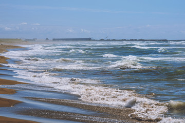 浜辺に打ち寄せる荒波
