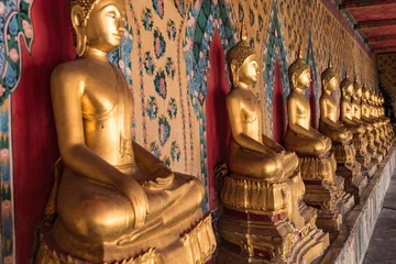Fototapeten Goldene Buddha-Statue von Wat Arun in Bangkok, Thailand © hit1912