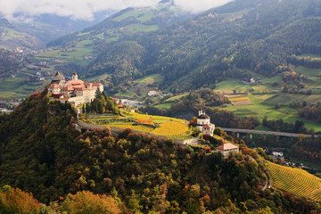 Panoramasicht von oben auf Kloster Säben am Keschtnweg im Eisacktal (Südtirol)