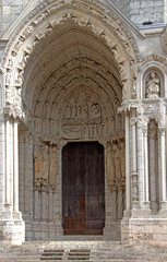 Fototapeta na wymiar porte latérale d'entrée de la cathédrale