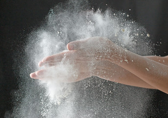 Fototapeta na wymiar Flour in the hands