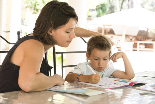 enfant et sa m&egrave;re et devoirs de vacances
