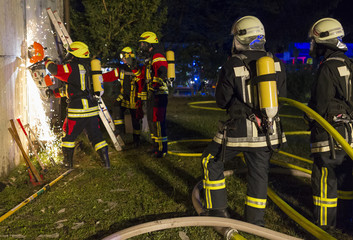 Naklejka premium Feuerwehr öffnet Tür mit Flex