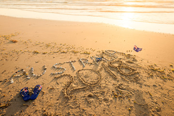 Obraz premium Australia text with thongs and sunglasses on beach
