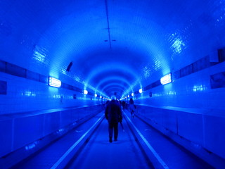 Menschen im Tunnel