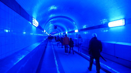 Menschen im Tunnel