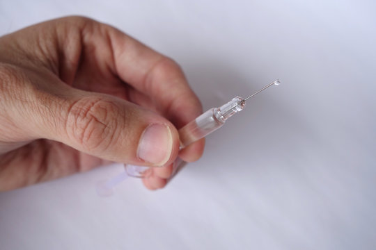 seringue vaccin dans main
