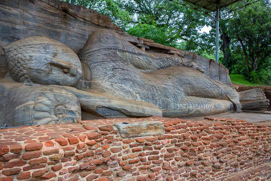 The reclining image of Buddha in Gal Vihara
