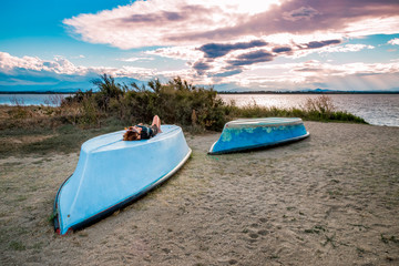 Femme sur les barques au bord de l'&eacute;tang de Canet-Saint-nazaire