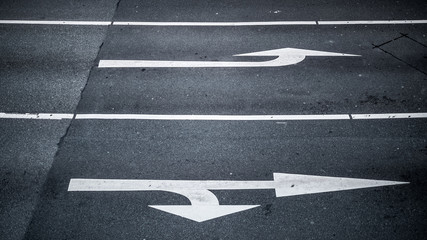 Asphalt Stra&szlig;e mit Markierungen und Pfeilen